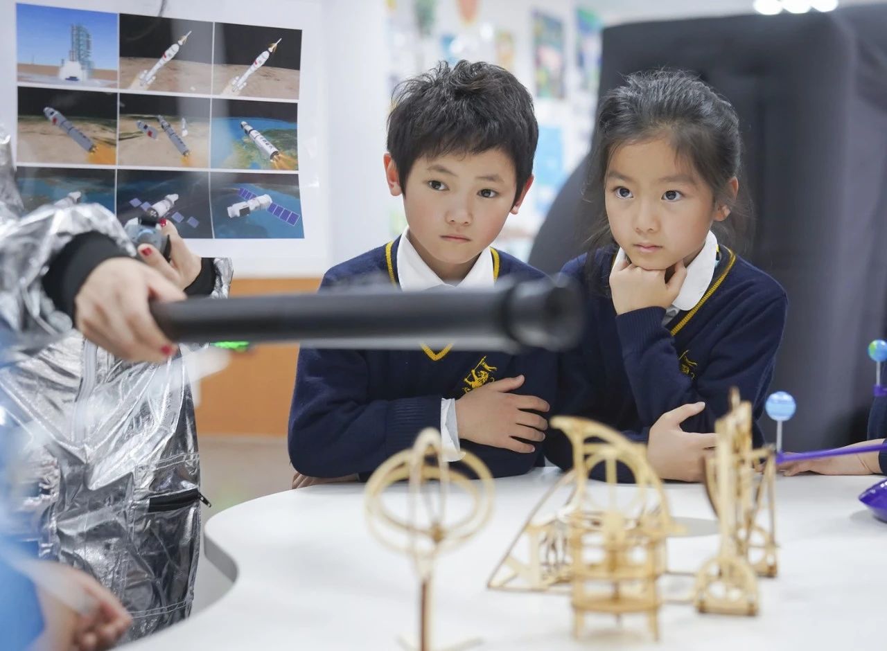 What makes Hiba’s bilingual education unique?