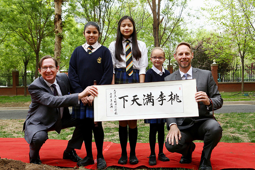 Pupils from Wellington College International Tianjin present a gift to Julian Thomas, Master of Wellington College. The scroll bears a Chinese proverb meaning good teachers have pupils all over the world.