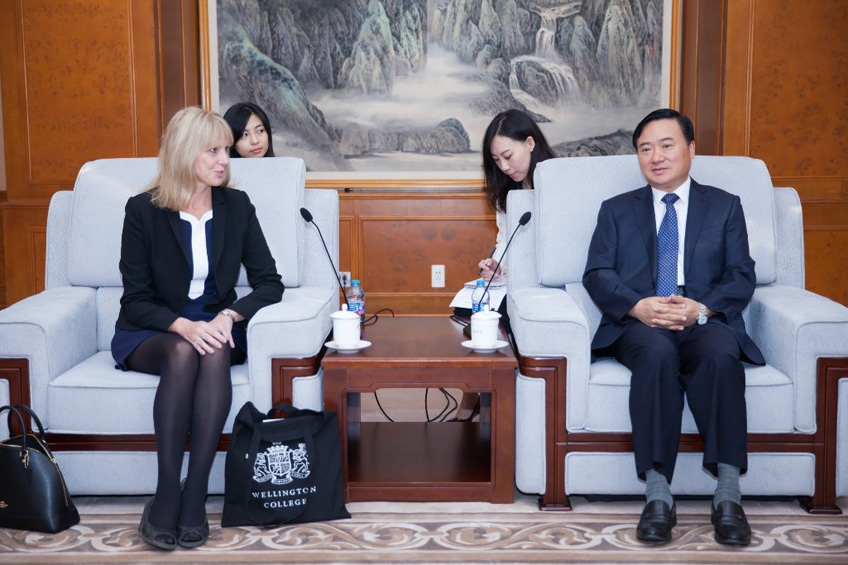 Shanghai Pudong District Mayor Meets with Wellington College Executives